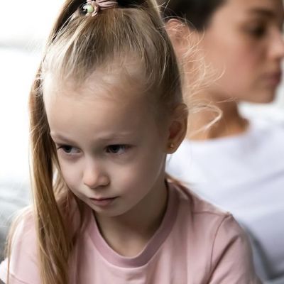 Πώς να διορθώνουμε τη συμπεριφορά του παιδιού μπροστά στους άλλους