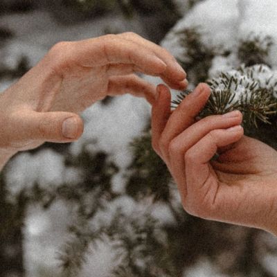 3 tips για να ανακουφίσεις τα σκασμένα από το κρύο χέρια σου