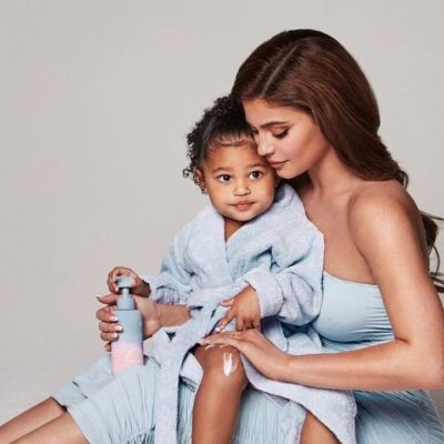 Η Kylie Jenner έγινε μαμά για δεύτερη φορά: Η φωτογραφιά του γιου της με την κόρη της Stormi