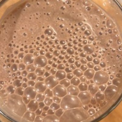 Συνταγή για το απόλυτο ρόφημα μπανάνας με κακάο που θα σας γεμίσει με ενέργεια (Γράφει η Majenco)