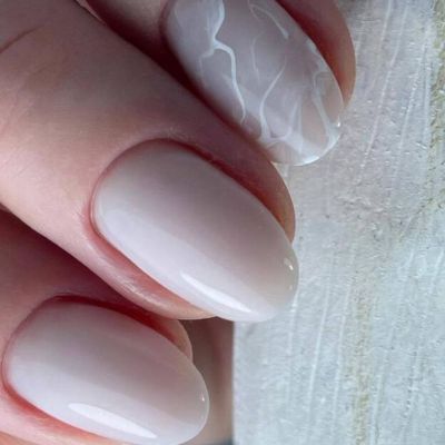 Milk bath νύχια: Πώς θα υιοθετήσεις το μεγαλύτερο nail trend του καλοκαιριού