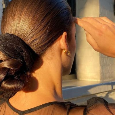 5 (καθόλου βαρετοί) τρόποι να φορέσεις τα scrunchies στα μαλλιά