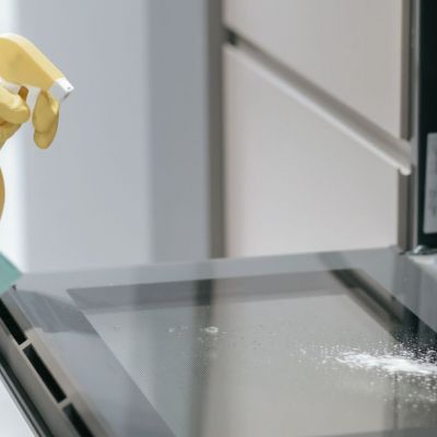 DIY καθαριστικό που θα κάνει λαμπίκο τον φούρνο