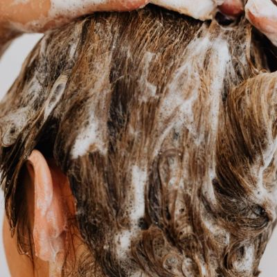 7 tips για να λούζεσαι σωστά και να έχεις λαμπερά μαλλιά πάντα