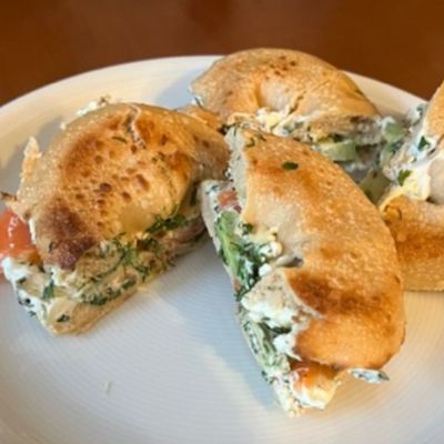 Συνταγή για το πιο yummy bagel με σολομό, που θα γαργαλίσει τον ουρανίσκο σας (Γράφει η Majenco)