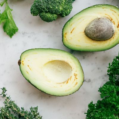 Το μυστικό για να μην μαυρίσει το αβοκάντο όταν το κόψεις είναι ένα!