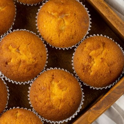 Συνταγή για αφράτα cupcakes χωρίς αυγά, γάλα και βούτυρο (vid)