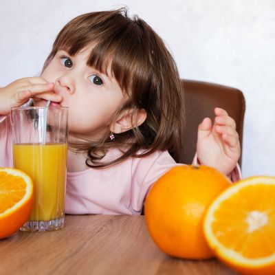 Tips για μαμάδες: Πώς να καθαρίσετε τον λεκέ από πορτοκάλι στα ρούχα