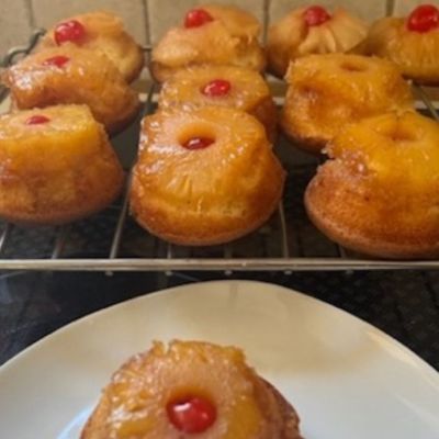Συνταγή για τα απόλυτα mini upside down pineapple cakes που θυμίζουν παιδικές αναμνήσεις (Γράφει η Majenco)