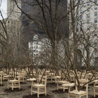 100 ξύλινα θρανία στέκουν στη Νέα Υόρκη: Το μήνυμα για την εκπαίδευση