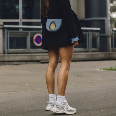 9 τρόποι να φορέσεις τα sneakers φέτος την άνοιξη