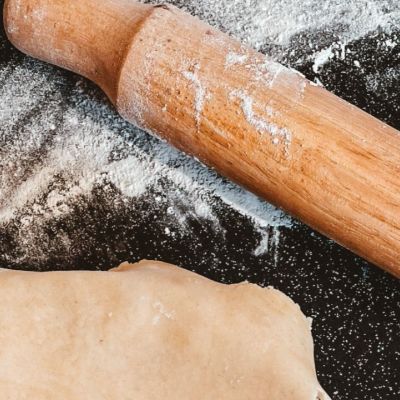 6 υλικά θέλει το ζυμάρι για την τέλεια σπιτική πίτα