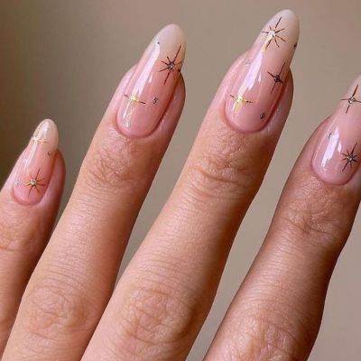 Star nails: 10 μανικιούρ για να «ταξιδέψεις» στ’ αστέρια