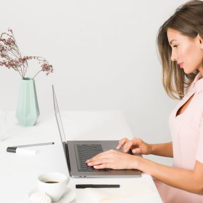 Αυτή η ρουτίνα ομορφιάς 10 λεπτών θα λύσει τα χέρια κάθε εργαζόμενης μητέρας