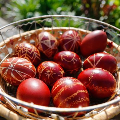 Τips για μαμάδες: Έτσι θα καθαρίσετε τα ρούχα και τα χέρια από τη βαφή αυγών