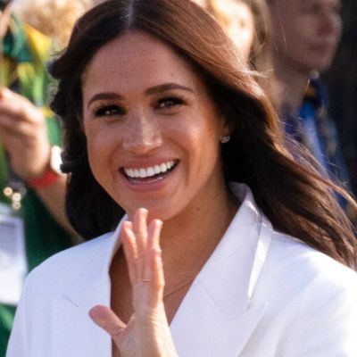 H Meghan Markle με λευκό κοστούμι και έχοντας χάσει όλα τα κιλά της γέννας