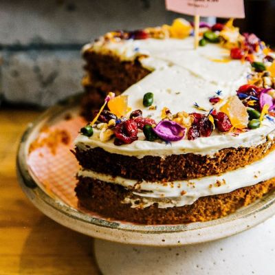 Όχι ένα αλλά 3 ανάλαφρα κέικ για να γίνουν πιο γλυκιές οι ανοιξιάτικες ημέρες