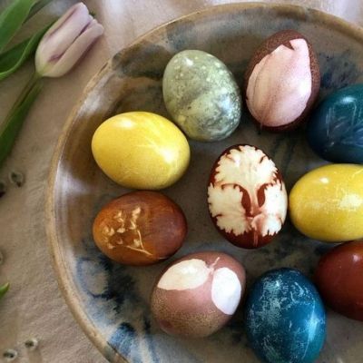 Πασχαλινά αυγά με φλούδες κρεμμυδιού και λάχανο για επιστροφή στην παράδοση