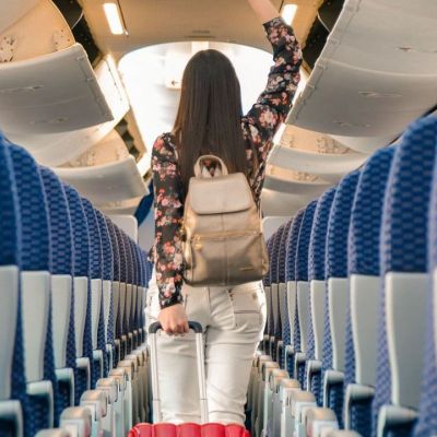 Πώς θα απολαύσεις τον ύπνο ενώ ταξιδεύεις με αεροπλάνο