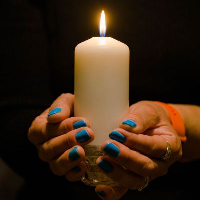 Tips για μαμάδες: Τρόποι να αφαιρέσετε το κερί από τα ρούχα