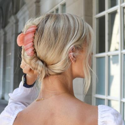 Claw clip: Το αξεσουάρ μαλλιών που θα φοράς ξανά και ξανά τους επόμενους μήνες