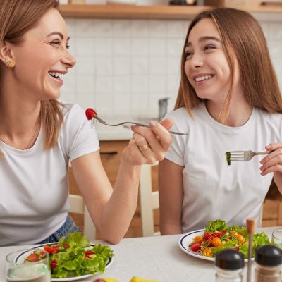 Η διατροφή στην εφηβεία: Τι πρέπει να περιλαμβάνει και τι να προσέξετε