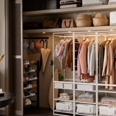 Τώρα που κατεβάζεις επιτέλους τα καλοκαιρινά, χρησιμοποίησε τα 3 βασικά μυστικά οργάνωσης ντουλάπας