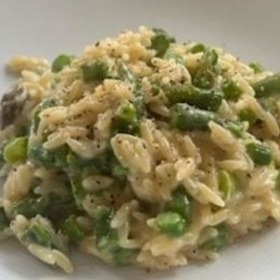 Πανεύκολη νόστιμη συνταγή για κριθαράκι με σπαράγγια και τυριά (Γράφει η Majenco)