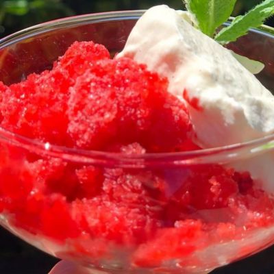 Το πιο γευστικό γλύκισμα του καλοκαιριού είναι η γρανίτα φράουλα κι έχουμε την απόλυτη συνταγή