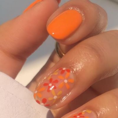 Orange nails: 10 μανικιούρ σε όλες τις αποχρώσεις του πορτοκαλί για να τονίσεις το μαύρισμά σου