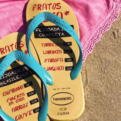 7 ζευγάρια σαγιονάρες παραλίας που ταιριάζουν με όλα τα μαγιό σου