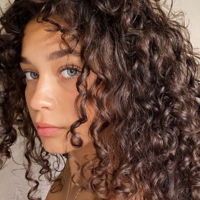 Κωδικός σγουρά μαλλιά: Πώς να τα χτενίσεις σωστά για να έχεις τέλειες μπούκλες