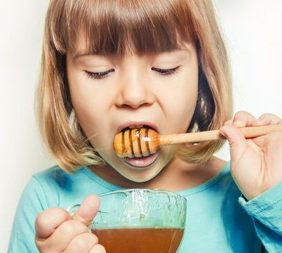 Tips για μαμάδες: Εύκολοι τρόποι να αφαιρέσετε από τα ρούχα τον λεκέ από μέλι