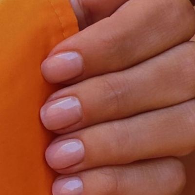 Russian manicure: Αυτό είναι το πιο minimal nail trend του καλοκαιριού