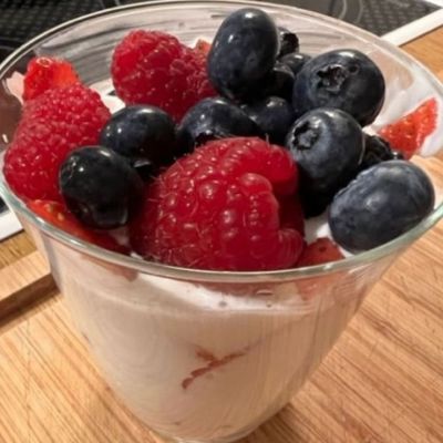 Το απόλυτο επιδόρπιο με χαμηλούς υδατάνθρακες είναι η μους Μασκαρπόνε με μούρα (Γράφει η Majenco)