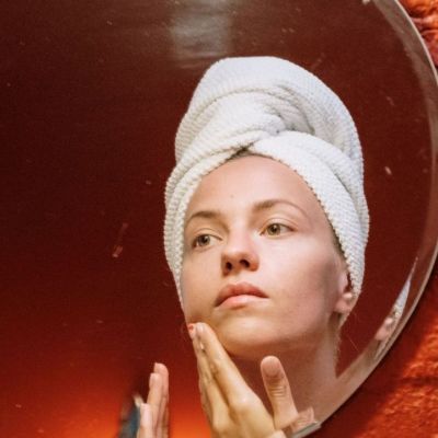 Με καθαριστικό προσώπου & άλλα 8 tips θα περιορίσεις τα σπυράκια το καλοκαίρι