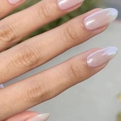 Glazed donut nails: Πώς θα κάνεις μόνη σου το αγαπημένο μανικιούρ της Hailey Bieber