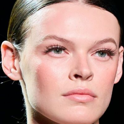 W Blush: Το hack με το ρουζ για ηλιοκαμένη λάμψη στην επιδερμίδα