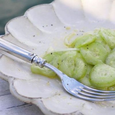 Αυτή είναι η πιο εύκολη και νόστιμη αγγουροσαλάτα για την παραλία