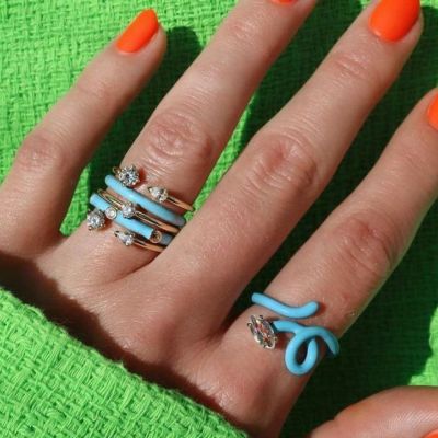 Neon nails: Το πιο funky μανικιούρ που μπορείς να κάνεις στις καλοκαιρινές διακοπές