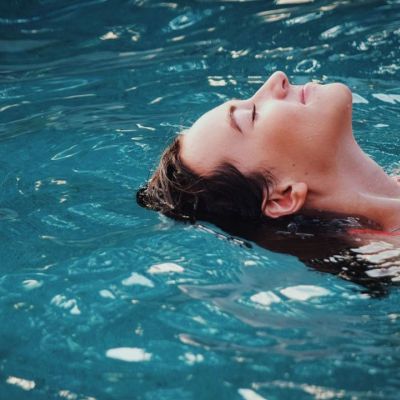 Πώς θα κολυμπήσεις άφοβα στη θάλασσα αν έχεις περίοδο