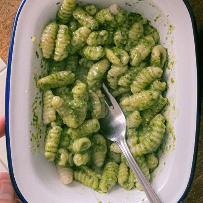 Η σάλτσα pesto δεν είναι vegan αλλά μπορείς να την κάνεις εσύ