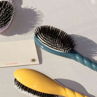 Κάθε πότε και πώς πρέπει να πλένεις τη βούρτσα μαλλιών