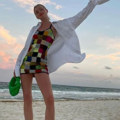 Οδηγός αγοράς: 10 oversized πουκάμισα για να βάλεις πάνω από το μαγιό σου