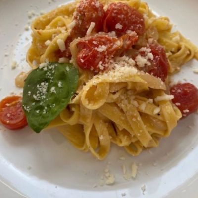 Συνταγή για φρέσκιες ταλιατέλες με ντοματίνια και βασιλικό στην πιο φινετσάτη εκδοχή τους (Γράφει η Majenco)