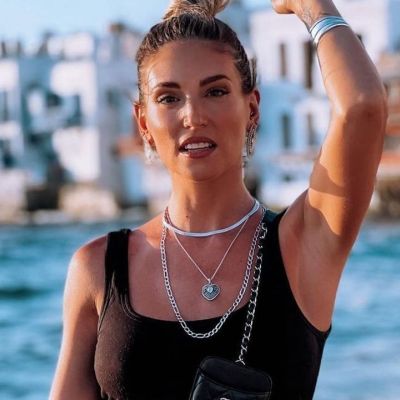 Barbiecore και στα νύχια; Η Αθηνά Οικονομάκου λέει «ναι»