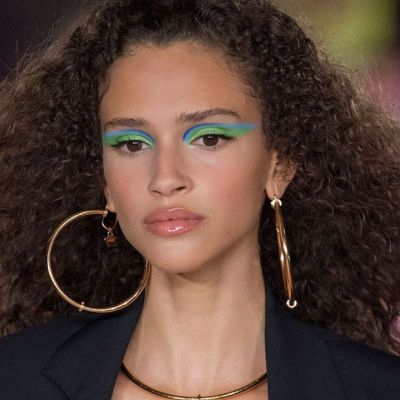 Rain alert: 5 tips και 5 serum ενάντια στο φριζάρισμα των μαλλιών