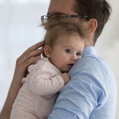 Μπαμπάς με νεογέννητο: Πώς θα βοηθήσει την κατάσταση στο σπίτι