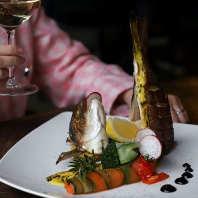 Πώς να ανατρέψεις τον κανόνα και να συνδυάσεις λευκό κρασί με κρέας και κόκκινο με ψάρι