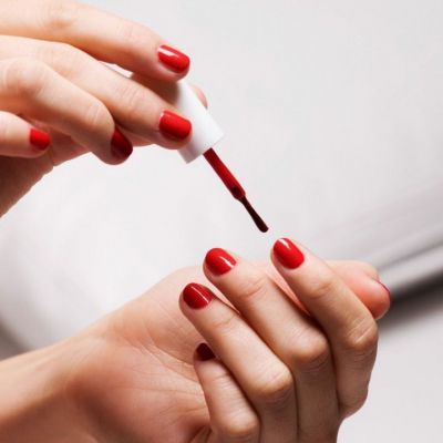 Πώς να αφαιρέσεις εύκολα και γρήγορα το βερνίκι νυχιών από τα ρούχα